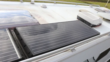 Solarmodul auf dem Dach eines Wohnwagens